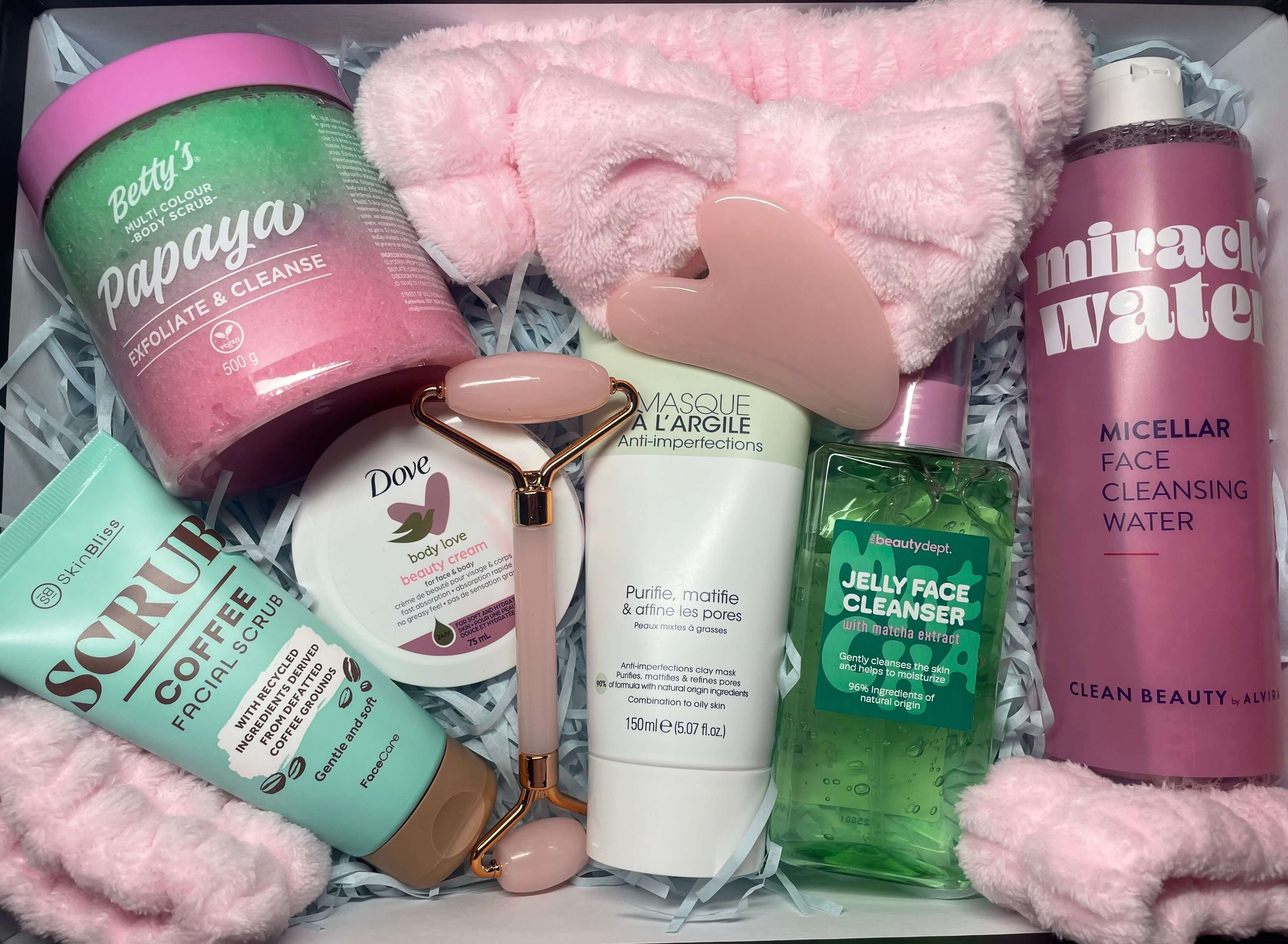 Coffret cadeau soins du visage et du corps avec gommage visage, gommage corps, crème visage et corps, masque visage, nettoyant visage, eau micellaire, bandeau, éponge de poignet et set d'accessoires pour massage du visage. 