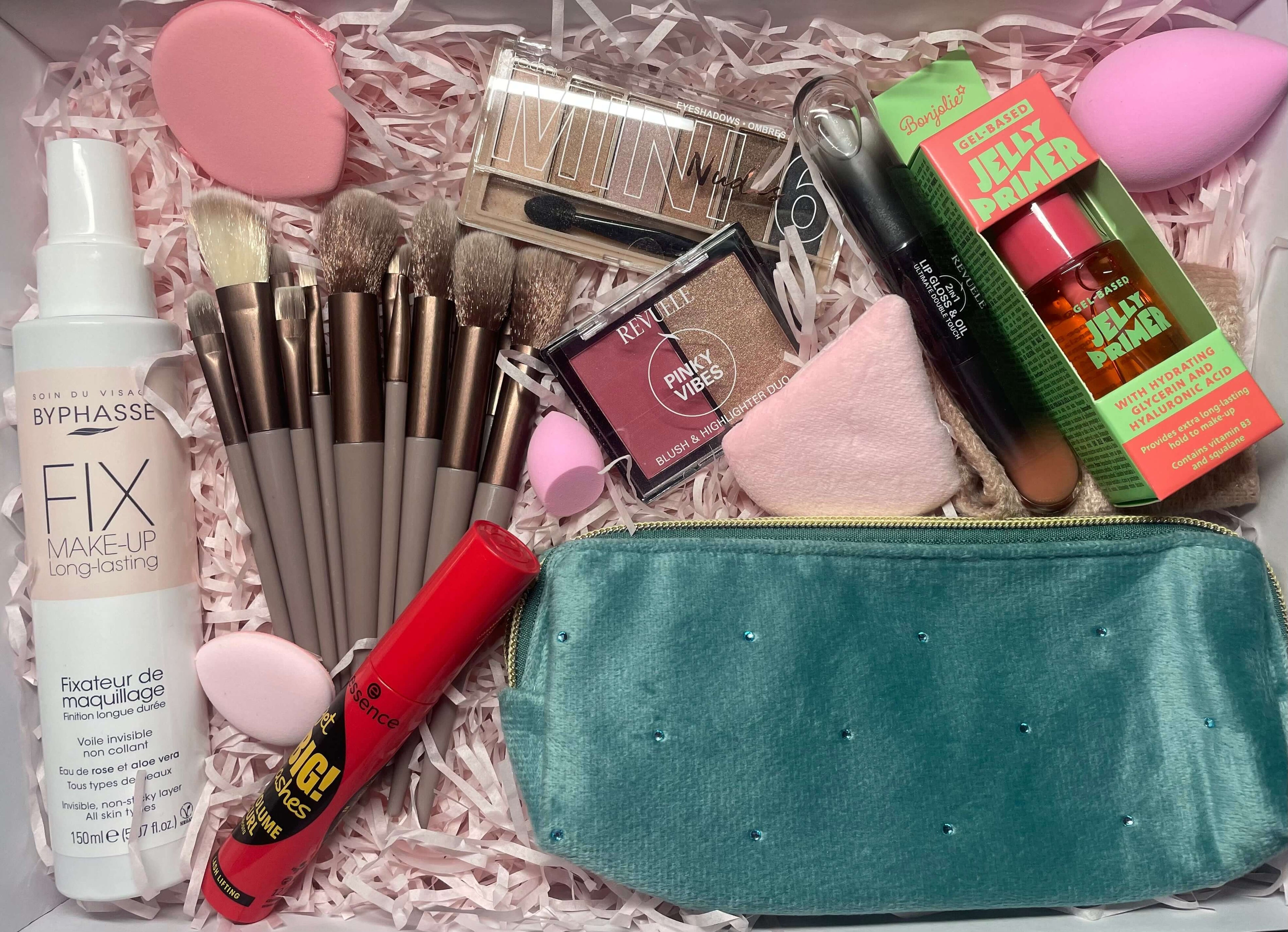 Coffret cadeau maquillage avec fixateur, base, palette paupières, palette teint, gloss 2en1, pinceaux, éponges à maquillages et trousses.