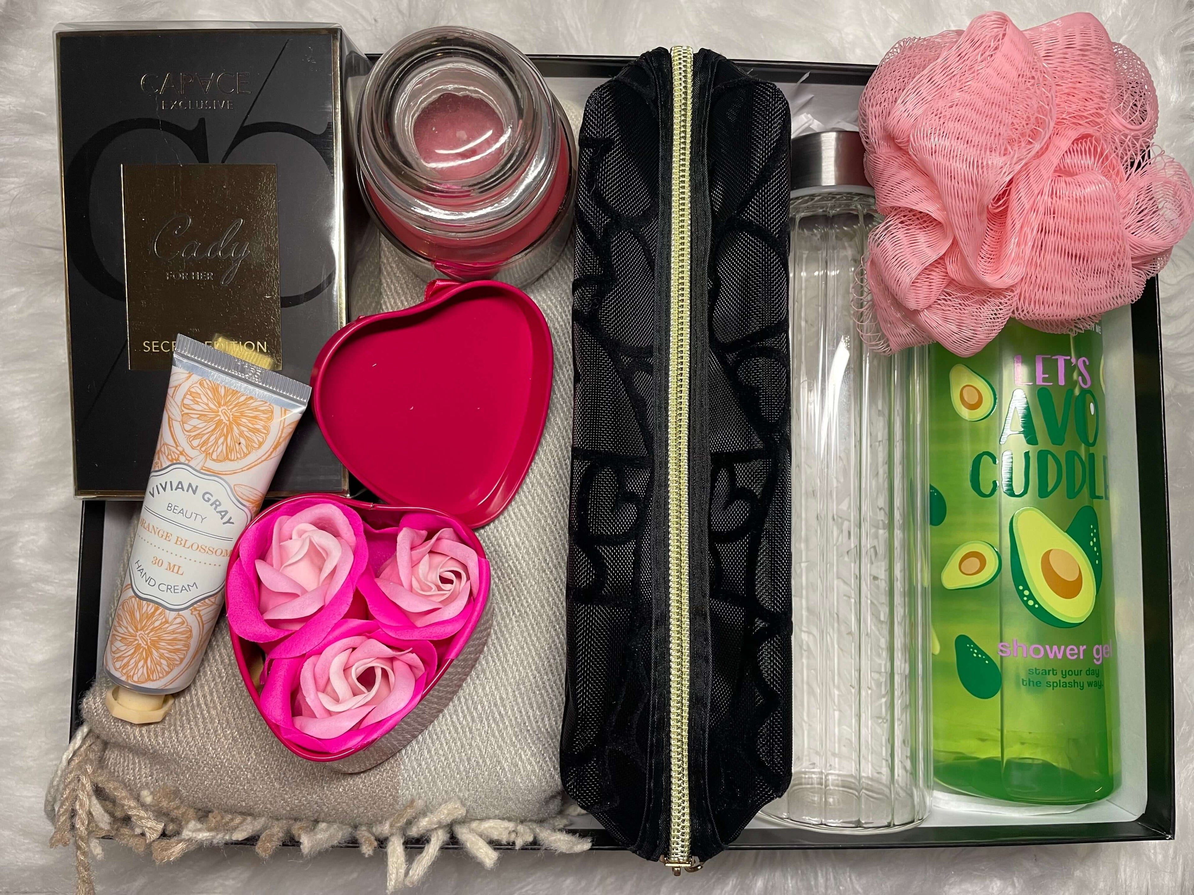 Coffret cadeau femme avec écharpe, fleurs de savon, parfum, bougie, crème mains, fleur de douche, gel douche et gourde.