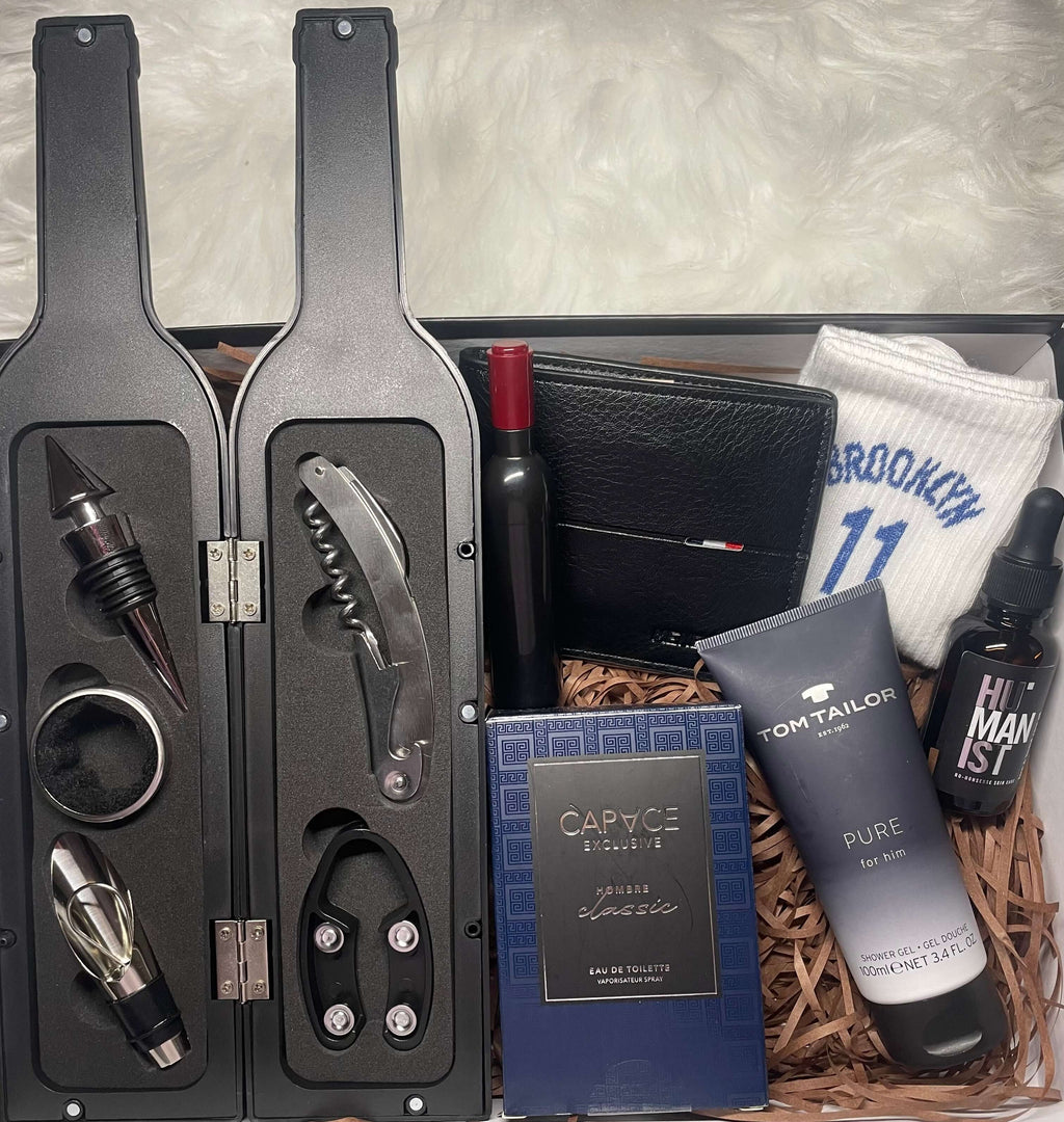 Coffret cadeau homme avec kit sommelier ouvert en forme de bouteille, parfum, chaussettes, gel douche, portefeuille, ouvre bouteille en forme de bouteille et huile visage et barbe.