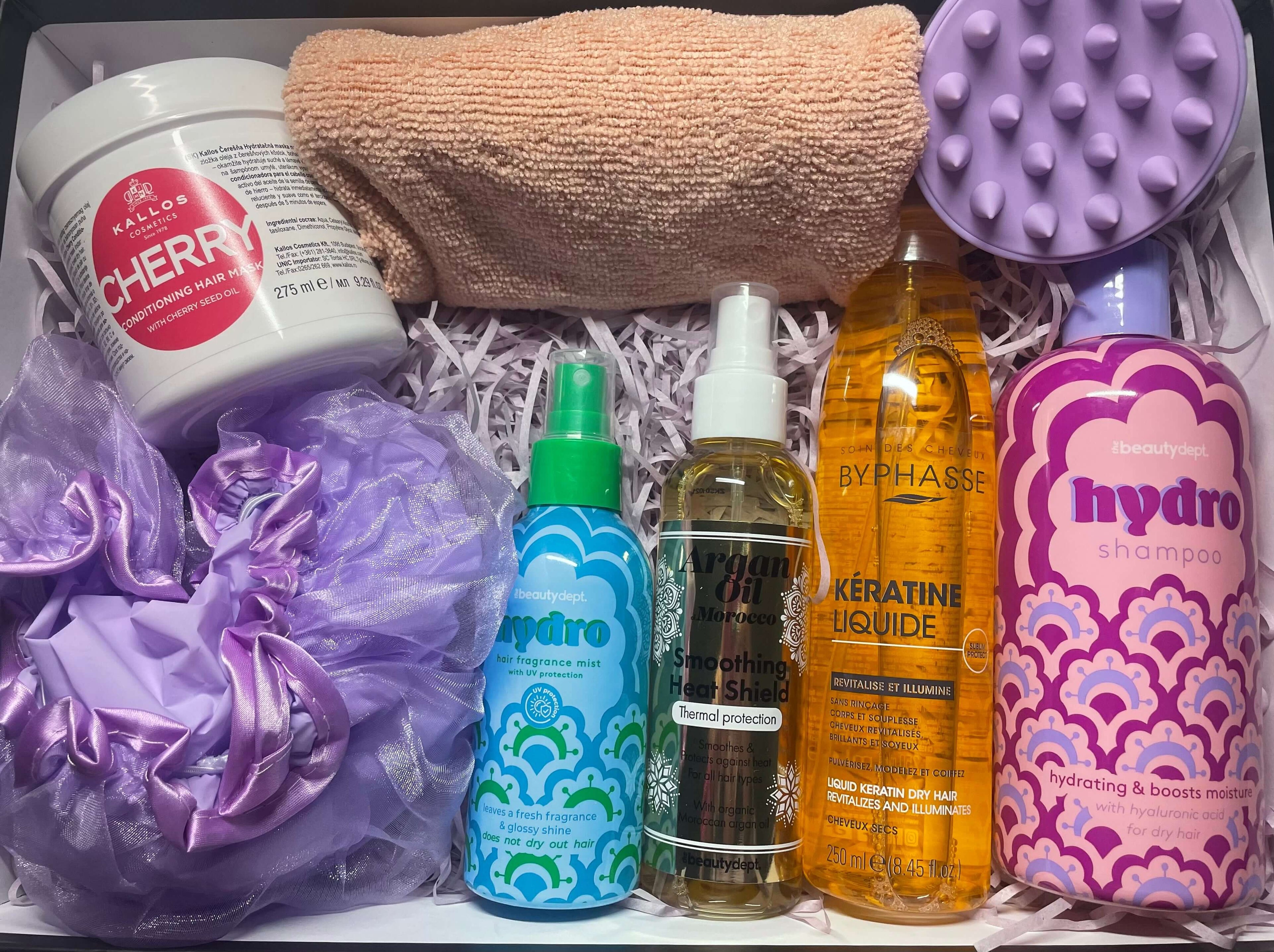 Coffret cadeau soin cheveux avec : masque, bonnet de soin, brume capillaire, huile protectrice, spray kératine, shampooing, serviette microfibre et brosse massante.